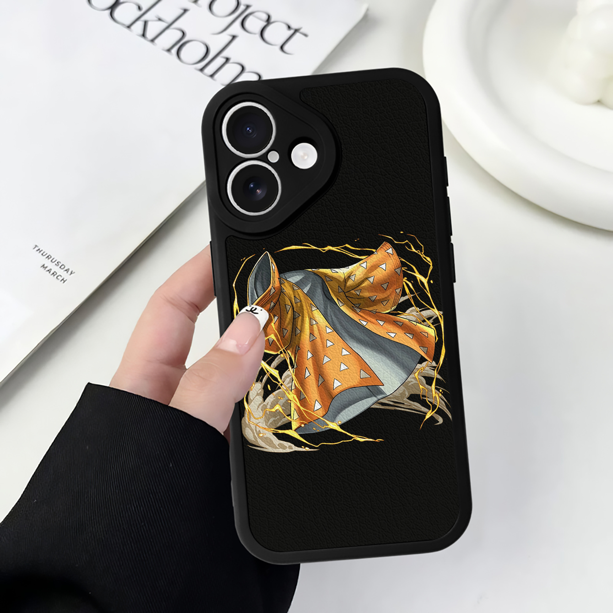 （画像用） 鬼滅の刃（きめつのやいば）我妻 善逸／あがつま ぜんいつ Agatsuma Zenitsu 【iPhone 16シリーズ対応】シリコンスマホケース（レザー調） 材質：シリコン